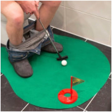 Tualetes golfs, zaļais paklājs ap poda pamatni tie