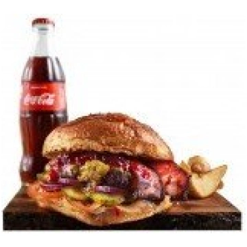 "Speciālais" burger ar kartupeļu daiviņām un dzēri