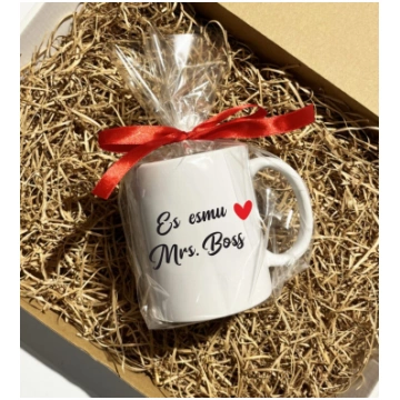 Iesaiņota krūze "Es esmu Mrs. Boss" Latviešiem Uni