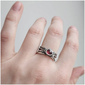 [LAST CHANCE] Fish ring with garnet - US 5 3/4