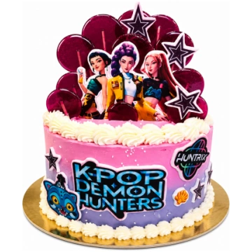 KPop Demon Hunters kūka ar krāsainu apsmērējumu un