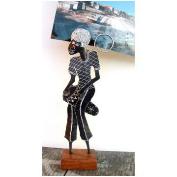 Porta foto in metallo riciclato con una figura, 21