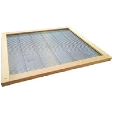 10-Frame Wood Bound Metal Queen Excluder for Langs