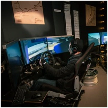 Brauciens ar auto sacīkšu simulatoru Sim Racing Cl