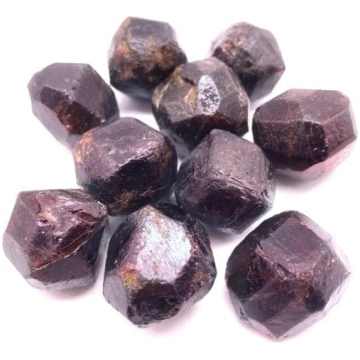 Rough red garnet - A stone of approximately 2/3 cm