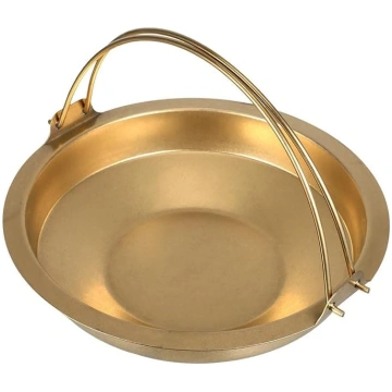 Liels, zeltainas krāsas hot pot katls ar elegantu 